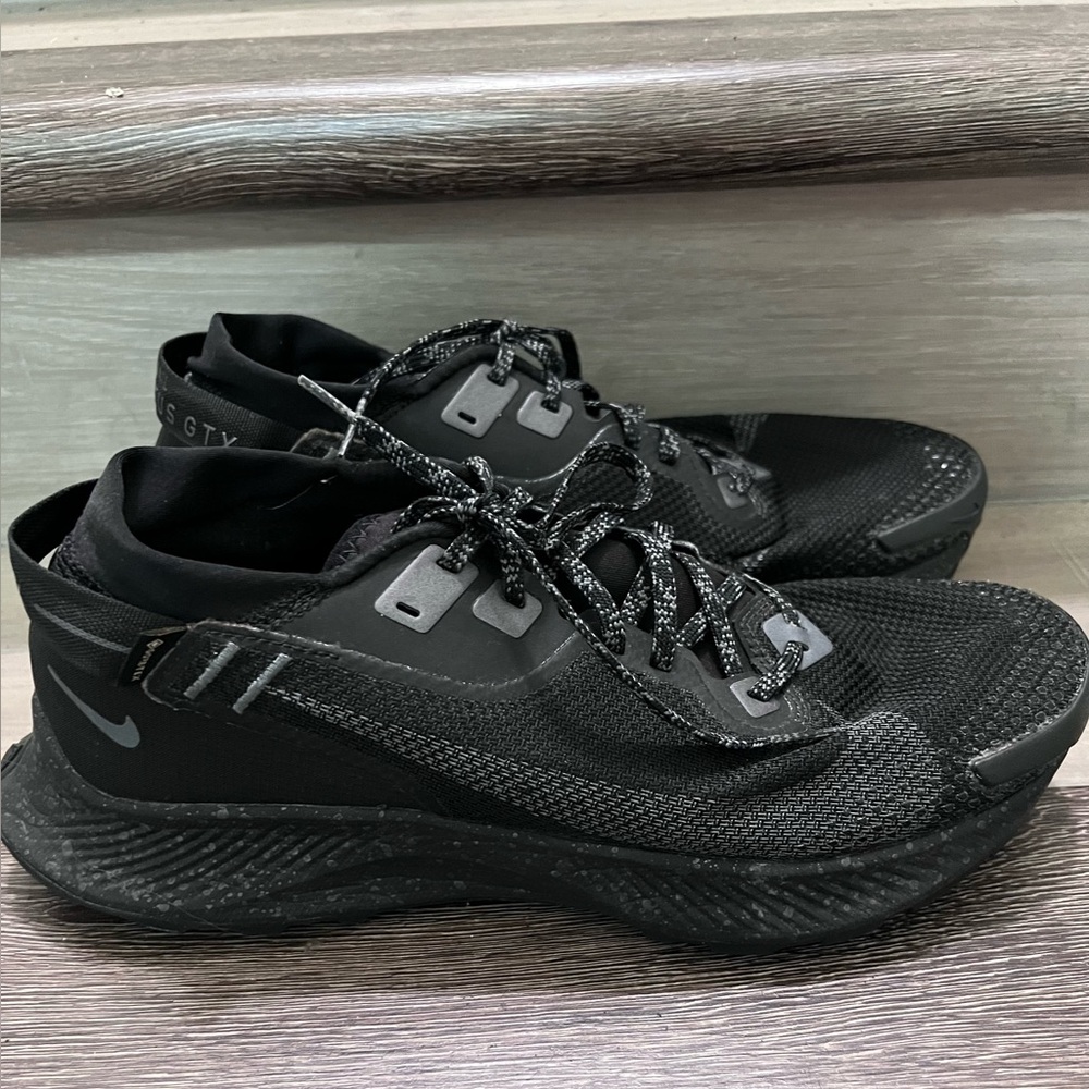 Nike Black Mesh Athletic Men's Shoes - Picture 2 of 6